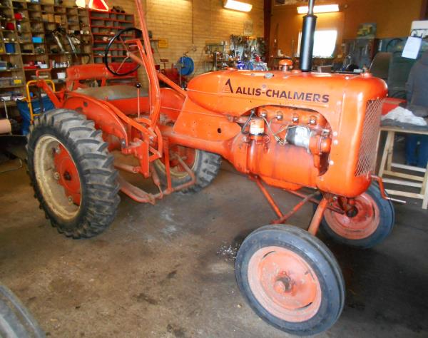 Veterantraktor - Allis-Chalmers - B, 1938, 4 cyl, 15 hk. Körbar med vevstart. Renoverad vattenpump, ...